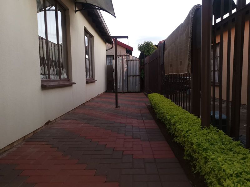 House For Sale in Soshanguve East - Photo 4