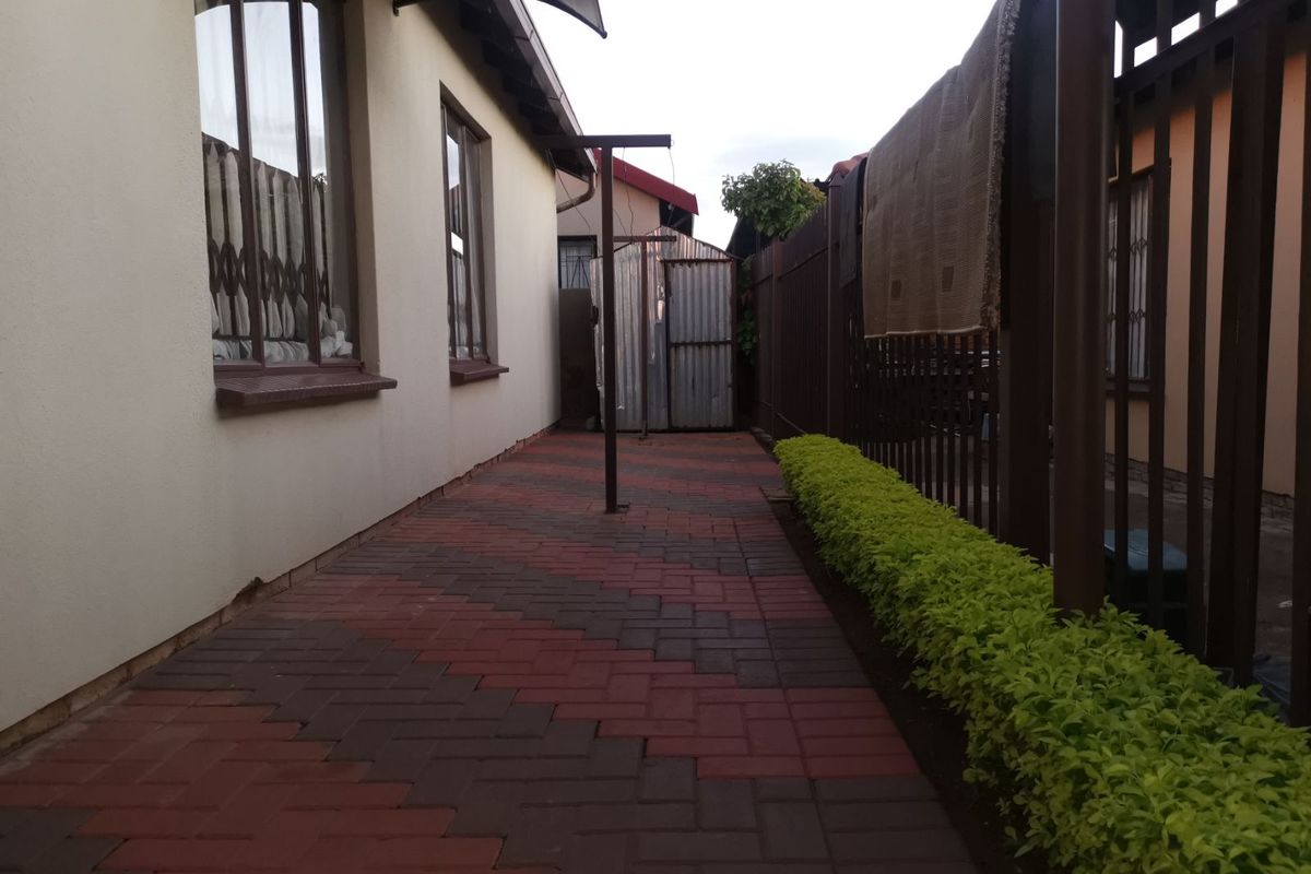 House For Sale in Soshanguve East - Photo 4