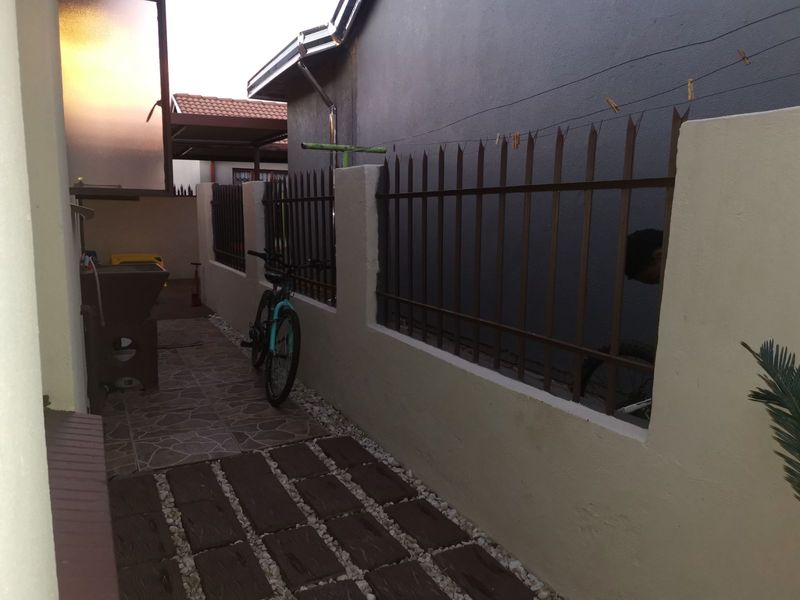 House For Sale in Soshanguve East - Photo 9