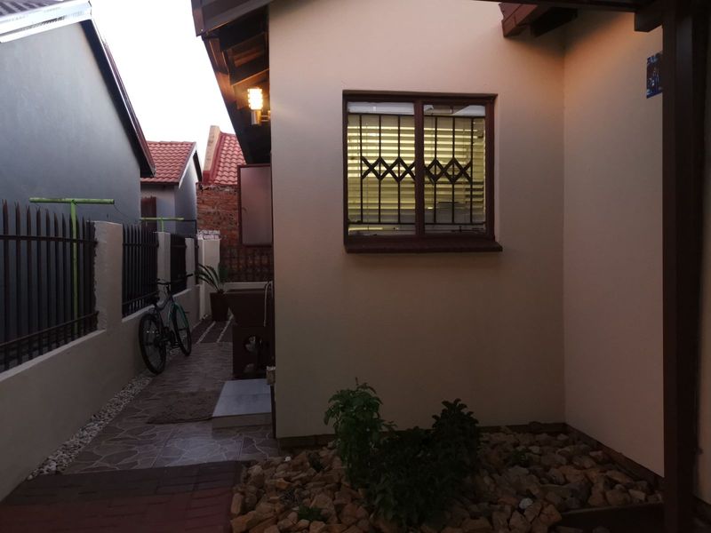 House For Sale in Soshanguve East - Photo 5