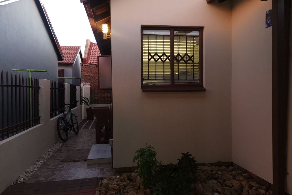 House For Sale in Soshanguve East - Photo 5