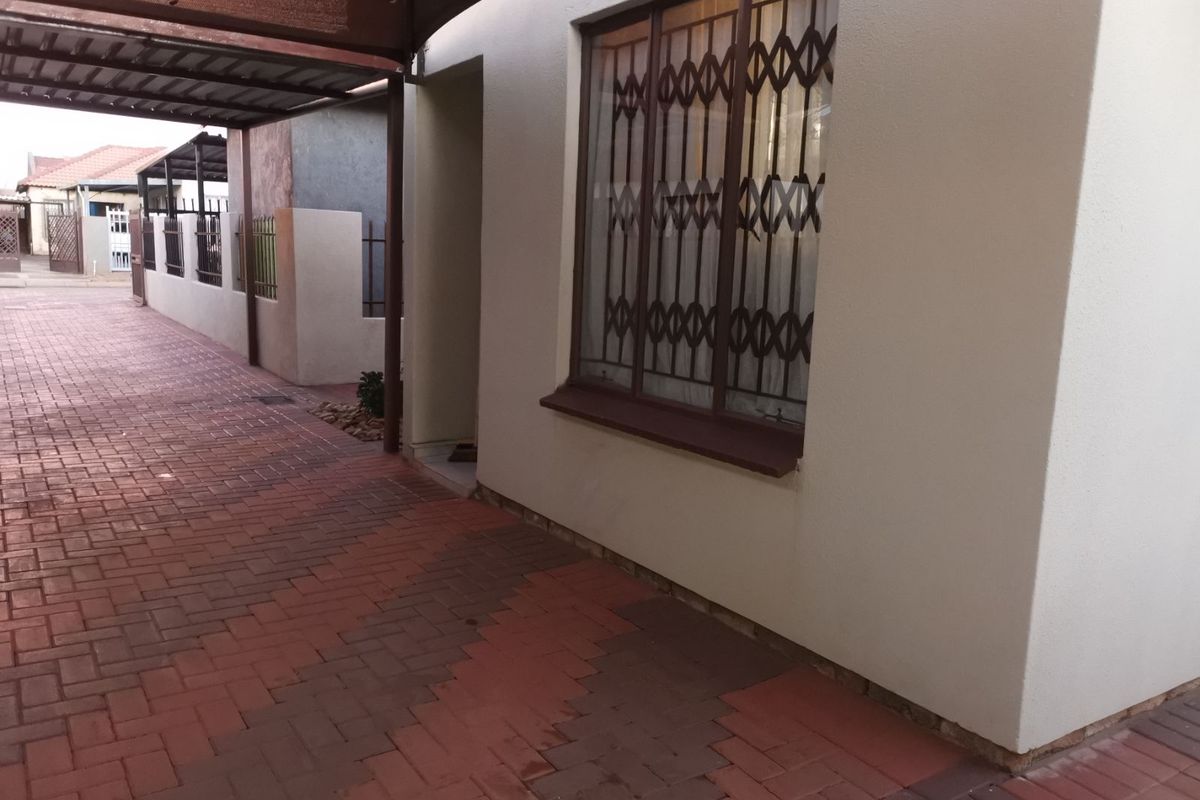 House For Sale in Soshanguve East - Photo 3