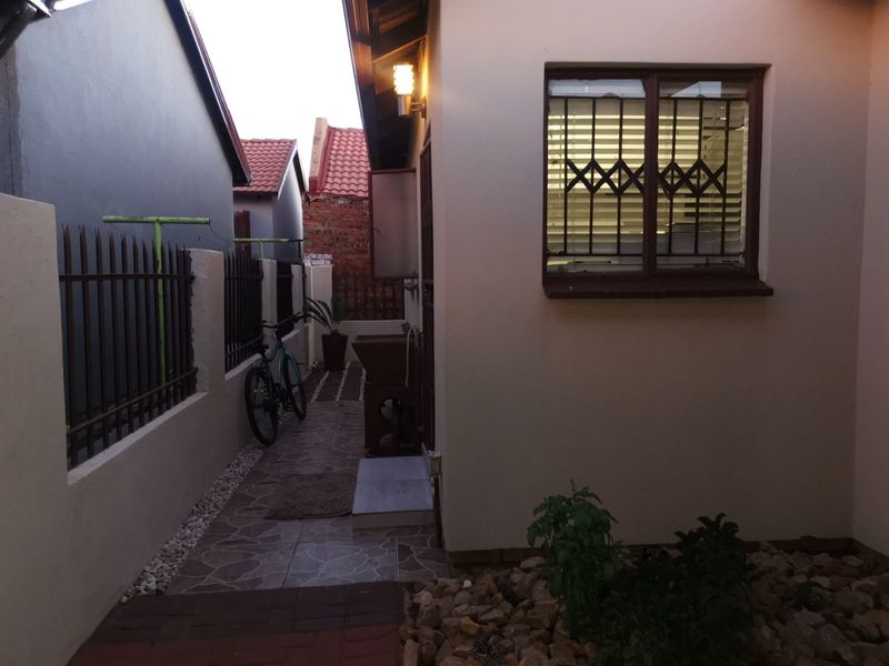 House For Sale in Soshanguve East - Photo 6
