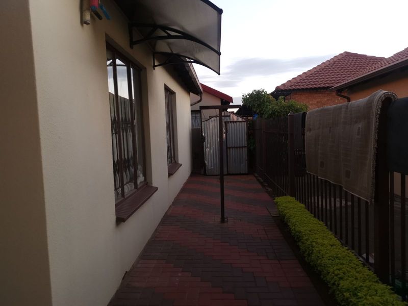 House For Sale in Soshanguve East - Photo 2