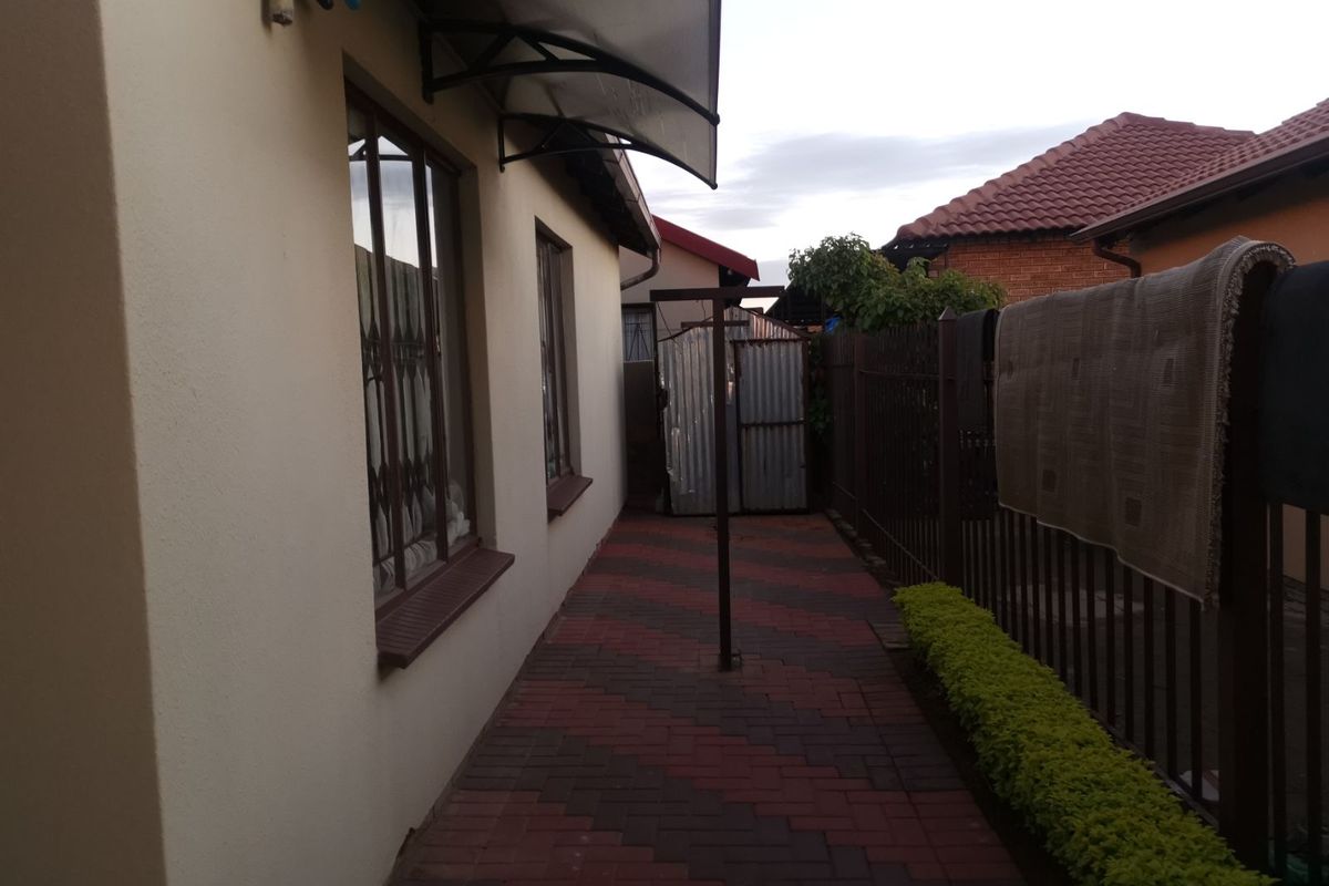 House For Sale in Soshanguve East - Photo 2