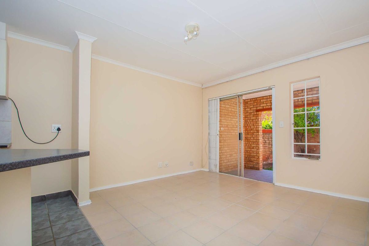 Townhouse For Sale in Wilgeheuwel - Photo 4