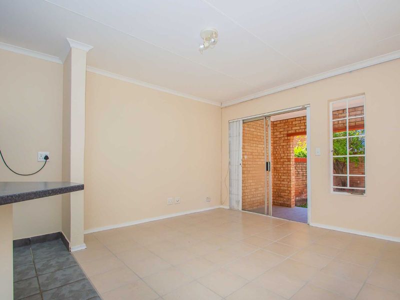 Townhouse For Sale in Wilgeheuwel - Photo 4
