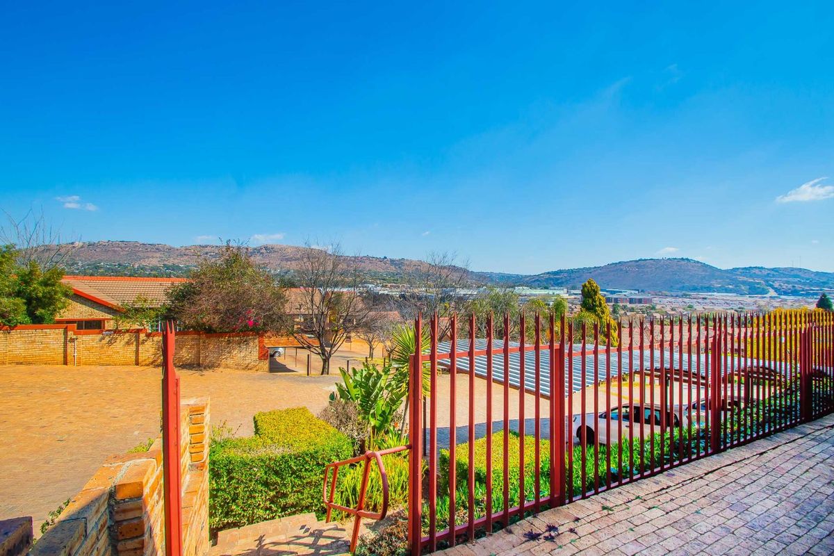 Townhouse For Sale in Wilgeheuwel - Photo 2