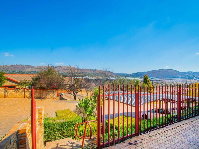 Townhouse For Sale in Wilgeheuwel - Photo 2