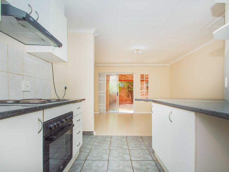 Townhouse For Sale in Wilgeheuwel - Photo 8
