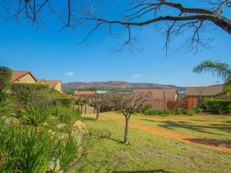 Townhouse For Sale in Wilgeheuwel - Photo 3