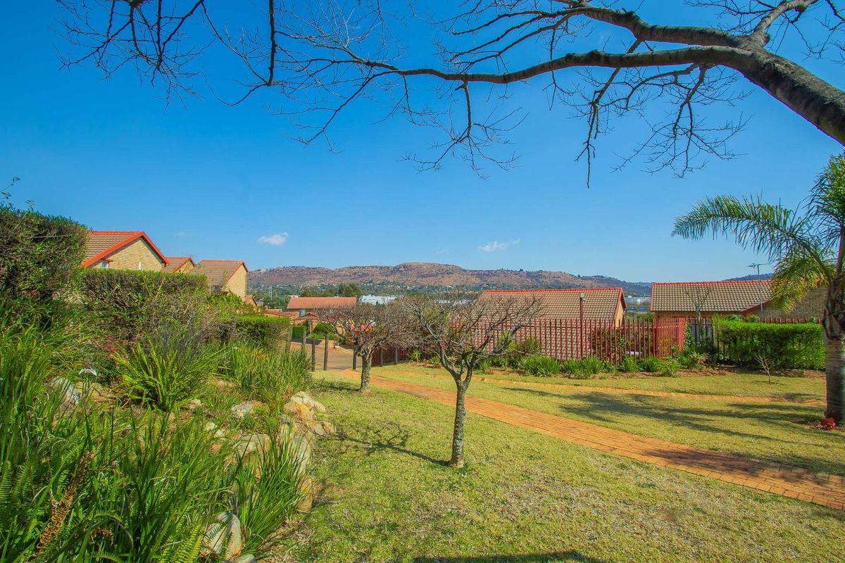 Townhouse For Sale in Wilgeheuwel - Photo 3