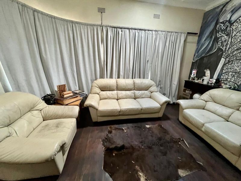 House For Sale in Beaconsfield - Photo 4