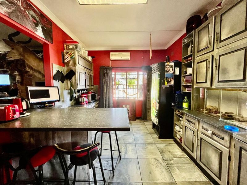 House For Sale in Beaconsfield - Photo 6