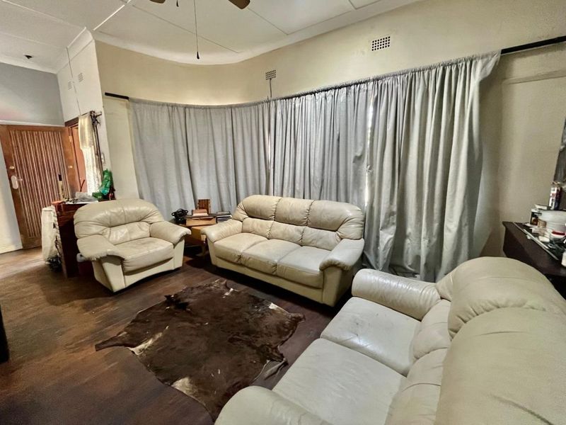 House For Sale in Beaconsfield - Photo 2