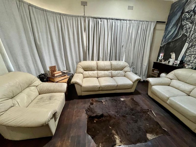 House For Sale in Beaconsfield - Photo 3