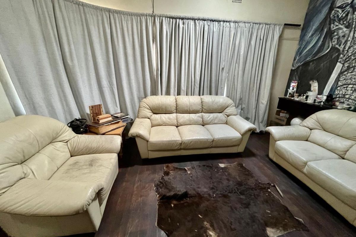 House For Sale in Beaconsfield - Photo 3