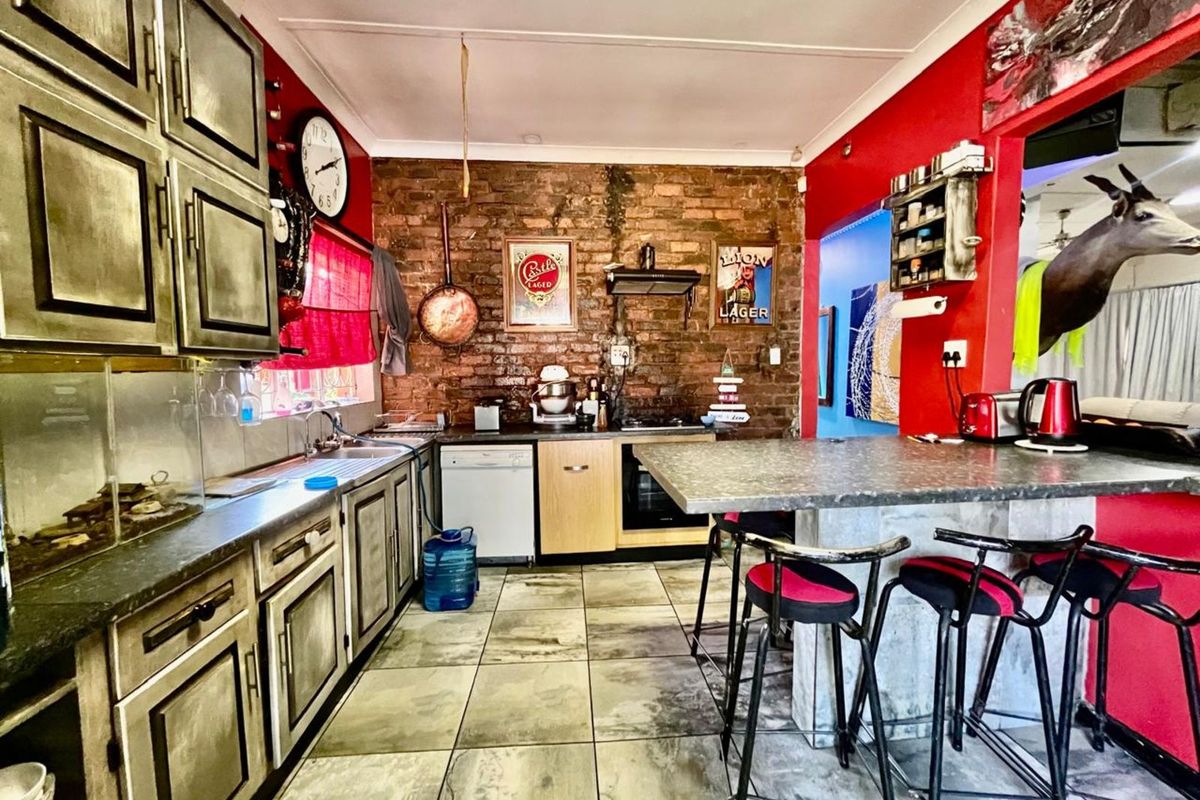 House For Sale in Beaconsfield - Photo 5