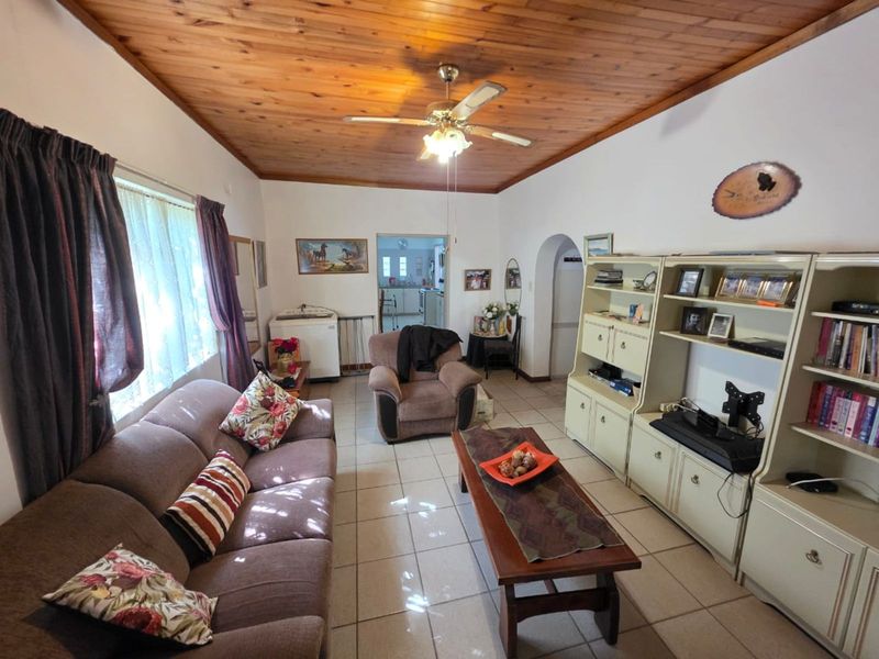 House For Sale in Beaconsfield - Photo 2