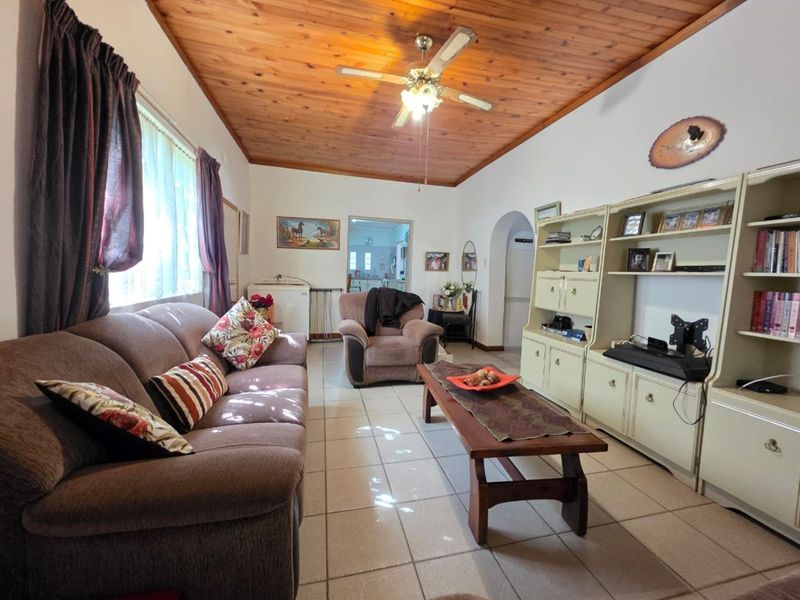 House For Sale in Beaconsfield - Photo 3