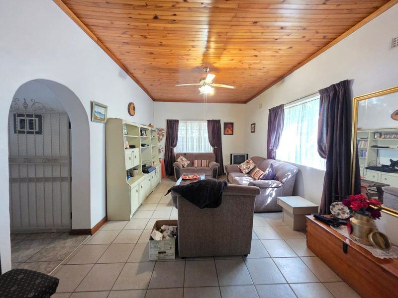 House For Sale in Beaconsfield - Photo 4