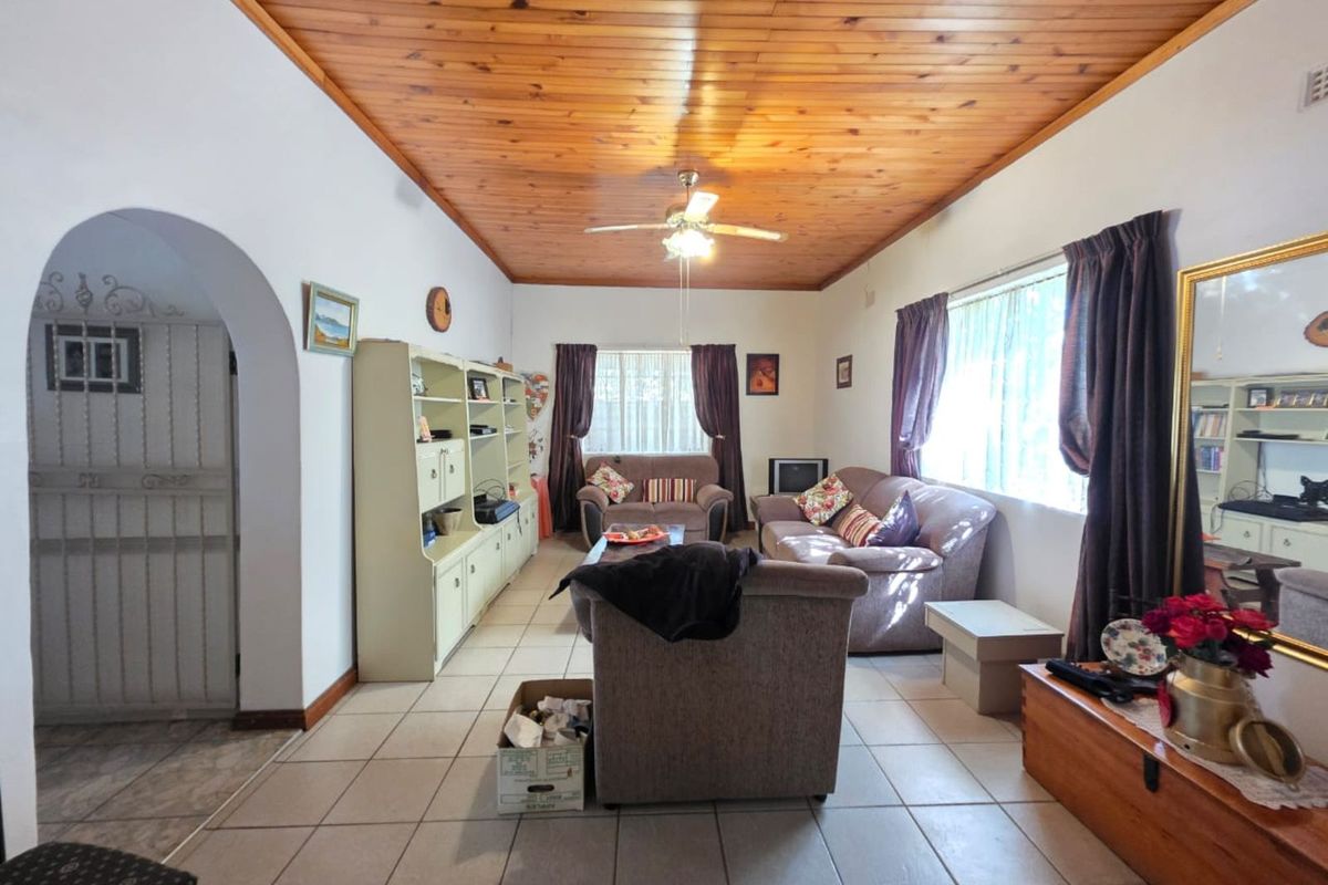 House For Sale in Beaconsfield - Photo 4