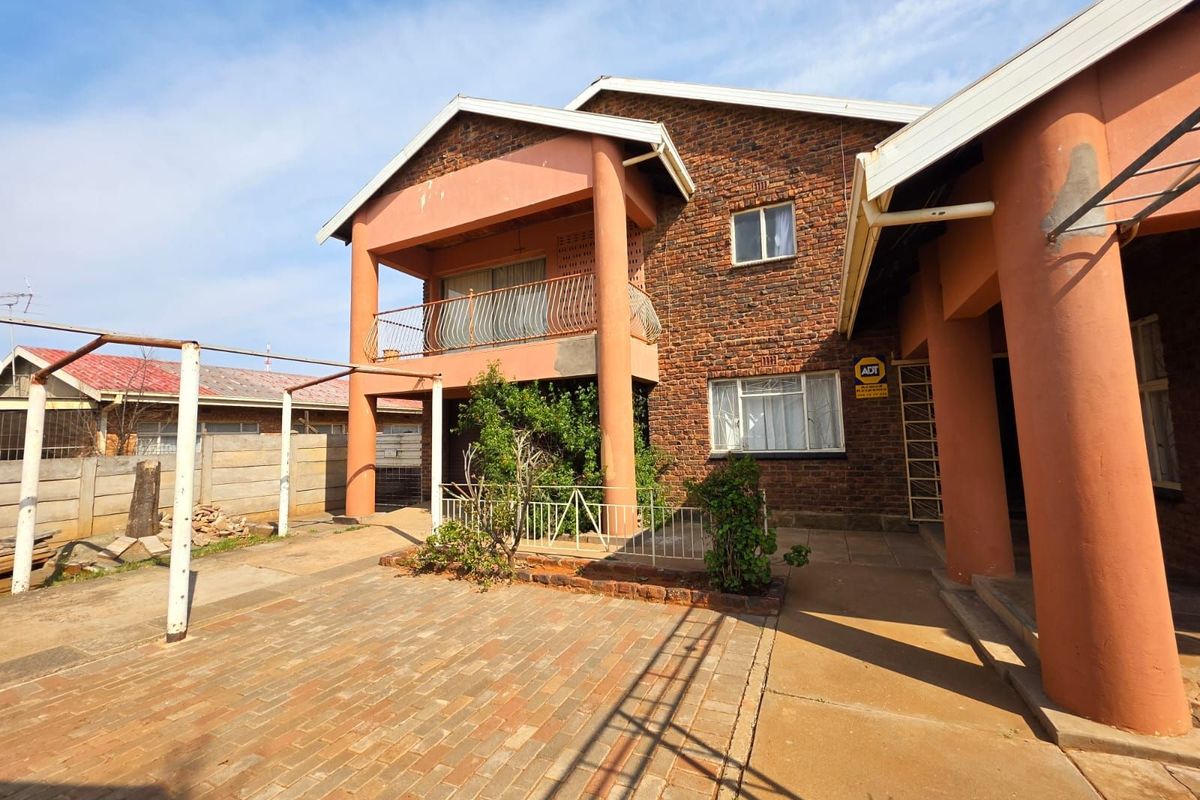 House For Sale in Roodepan - Photo 2