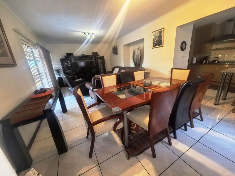 Townhouse For Sale in Zwartkop - Photo 4