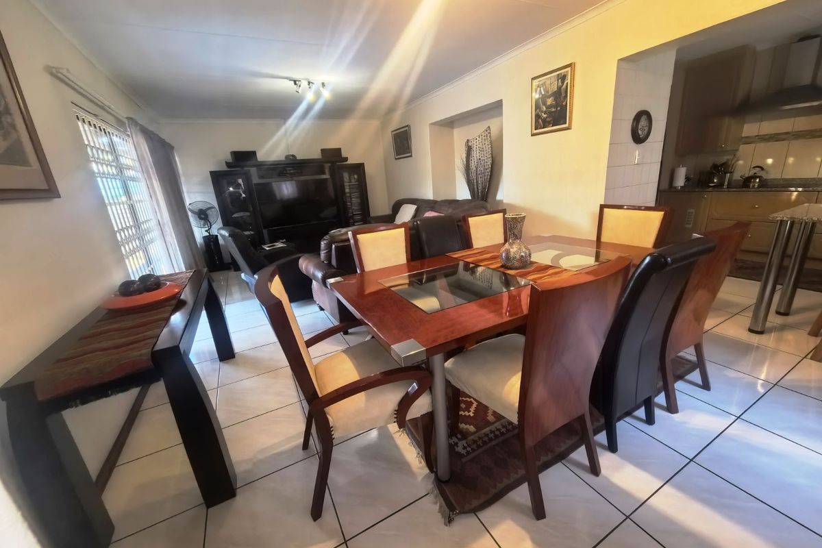 Townhouse For Sale in Zwartkop - Photo 4