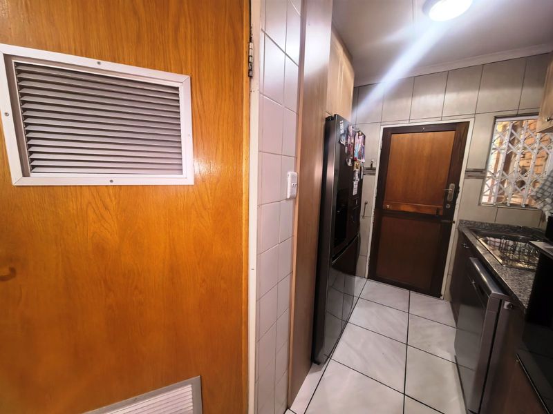 Townhouse For Sale in Zwartkop - Photo 9