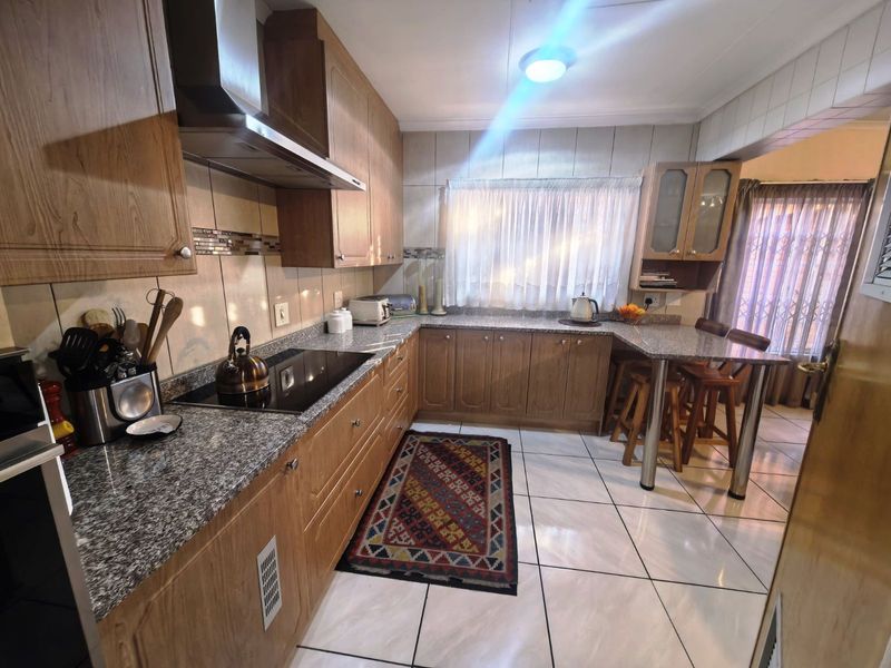 Townhouse For Sale in Zwartkop - Photo 8