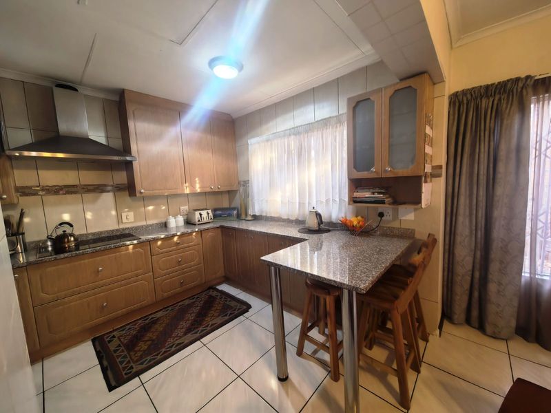 Townhouse For Sale in Zwartkop - Photo 7