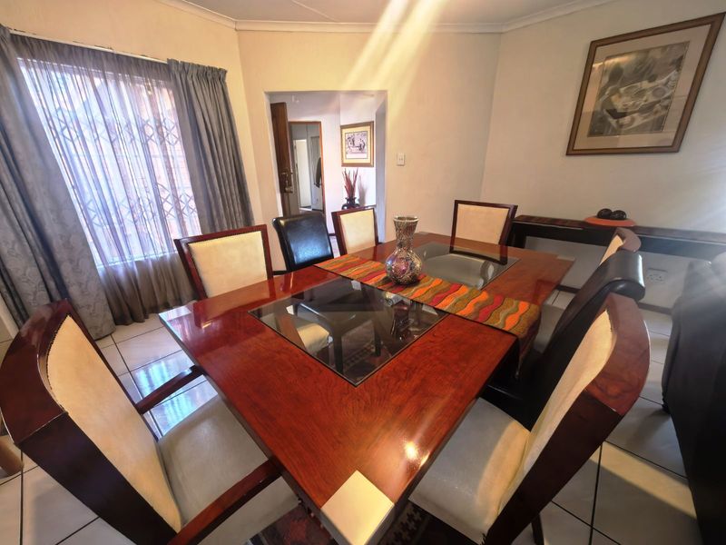 Townhouse For Sale in Zwartkop - Photo 6