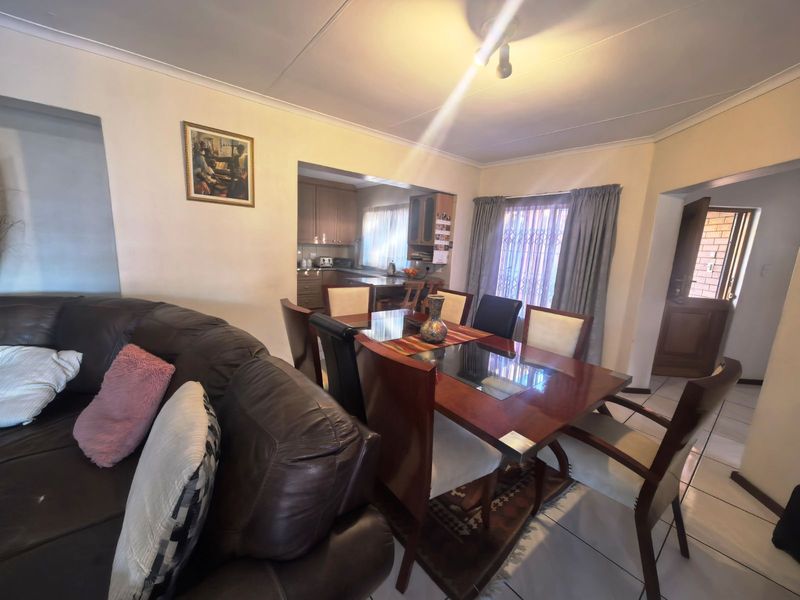 Townhouse For Sale in Zwartkop - Photo 5