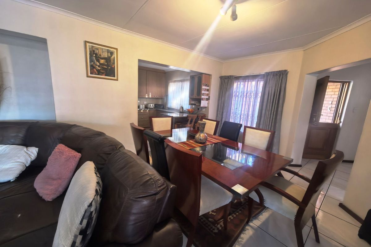Townhouse For Sale in Zwartkop - Photo 5