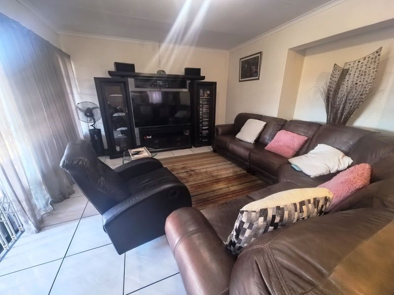 Townhouse For Sale in Zwartkop - Photo 2