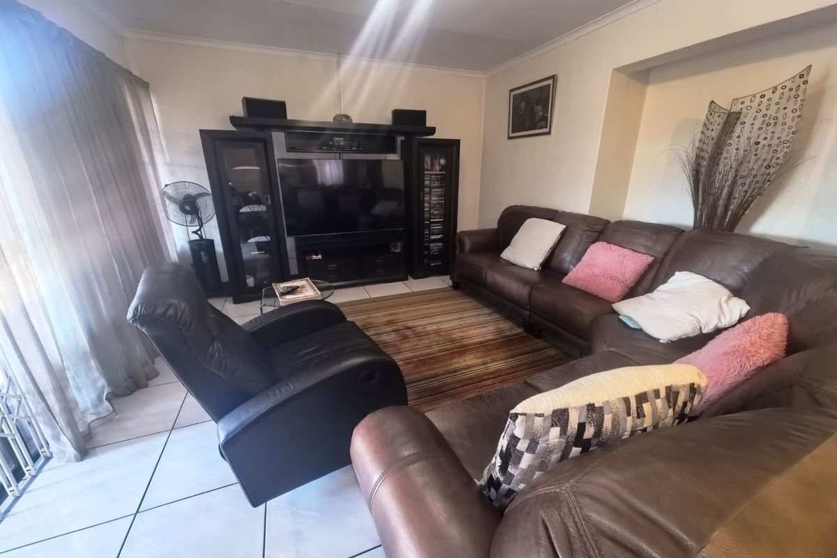 Townhouse For Sale in Zwartkop - Photo 2