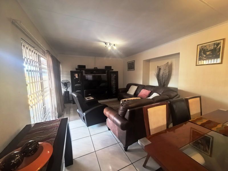 Townhouse For Sale in Zwartkop - Photo 3