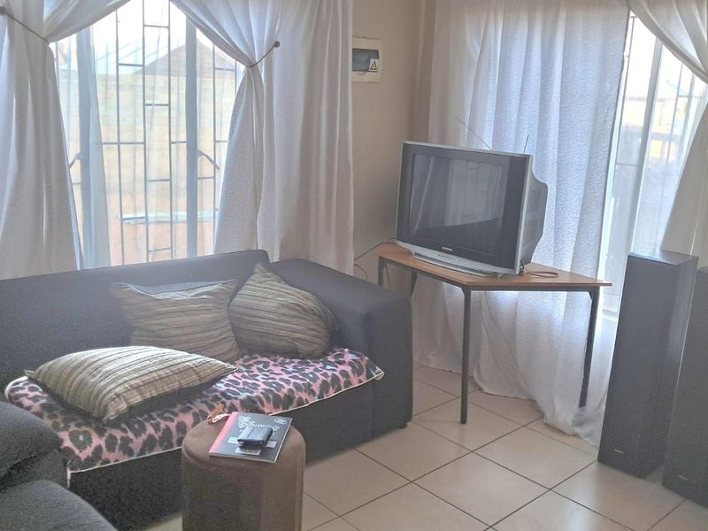 House For Sale in Soshanguve East - Photo 6