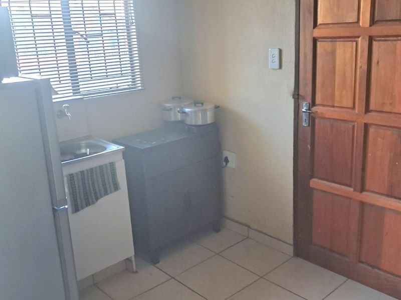 House For Sale in Soshanguve East - Photo 4