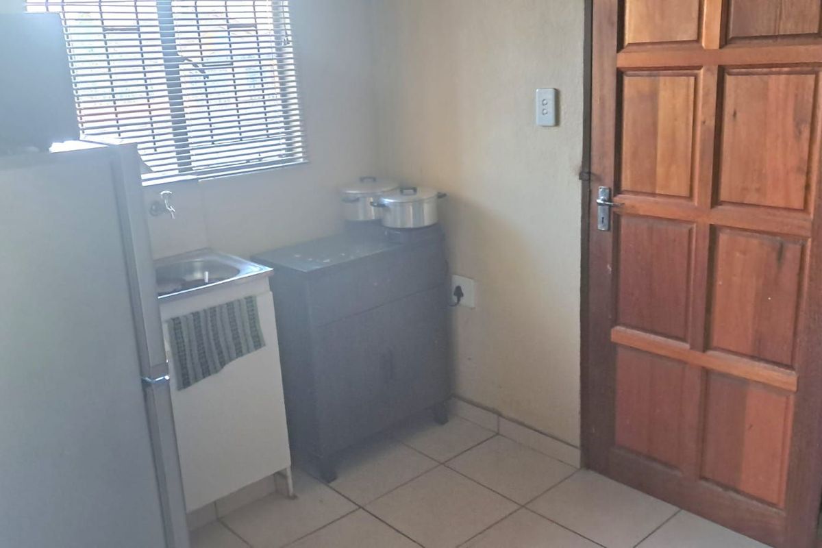 House For Sale in Soshanguve East - Photo 4