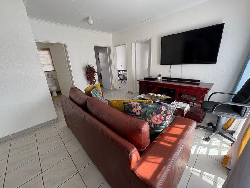 House For Sale in Roodepan - Photo 2