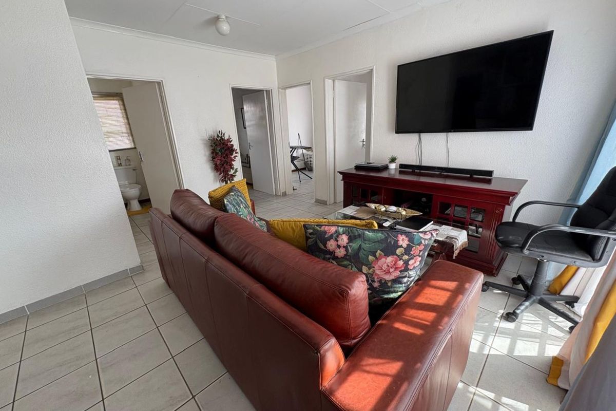 House For Sale in Roodepan - Photo 2