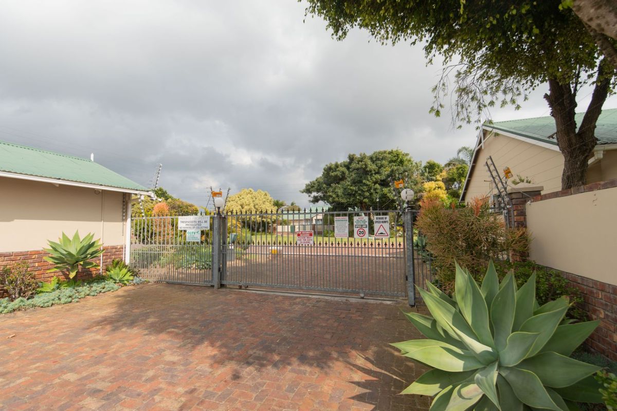 Townhouse For Sale in Lorraine - Photo 3