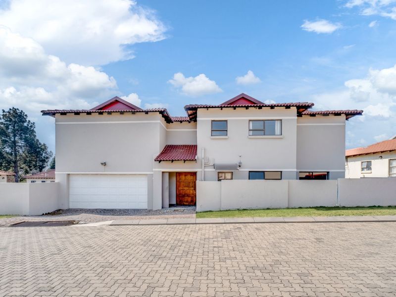 House For Sale in Greengate - Photo 2