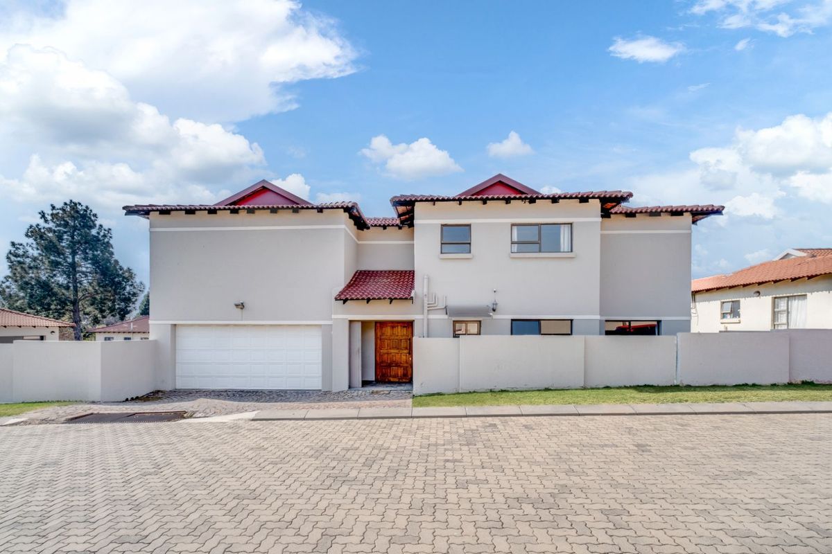 House For Sale in Greengate - Photo 2