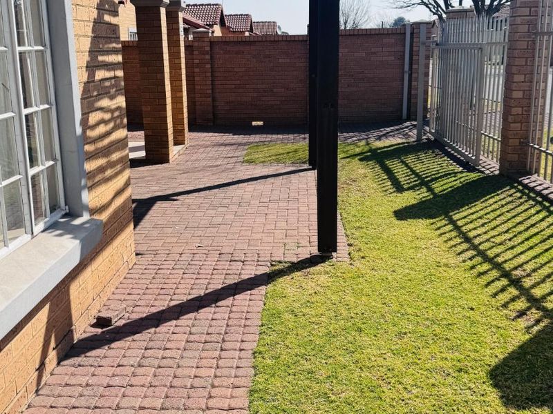 Townhouse For Sale in Tasbet Park - Photo 9