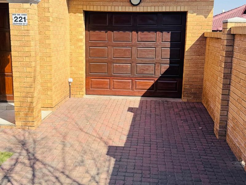 Townhouse For Sale in Tasbet Park - Photo 3