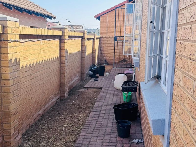 Townhouse For Sale in Tasbet Park - Photo 7