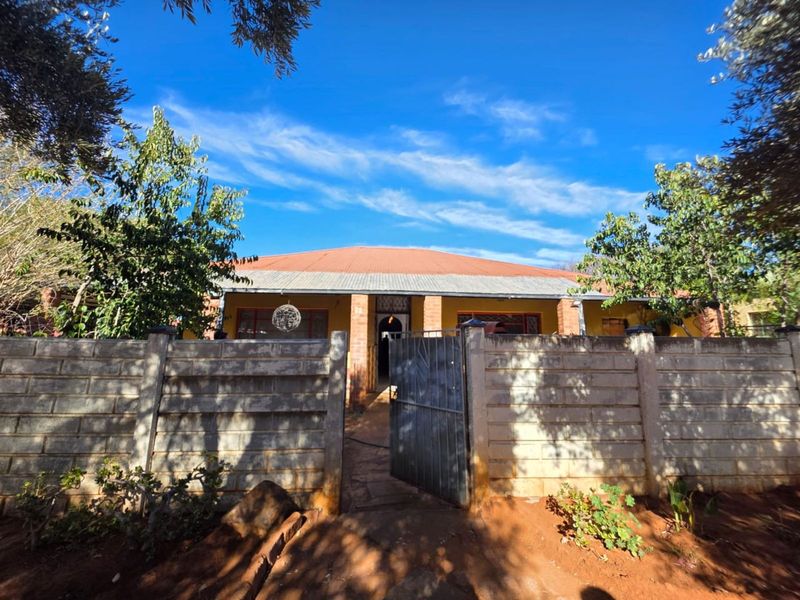 House For Sale in Beaconsfield - Photo 2